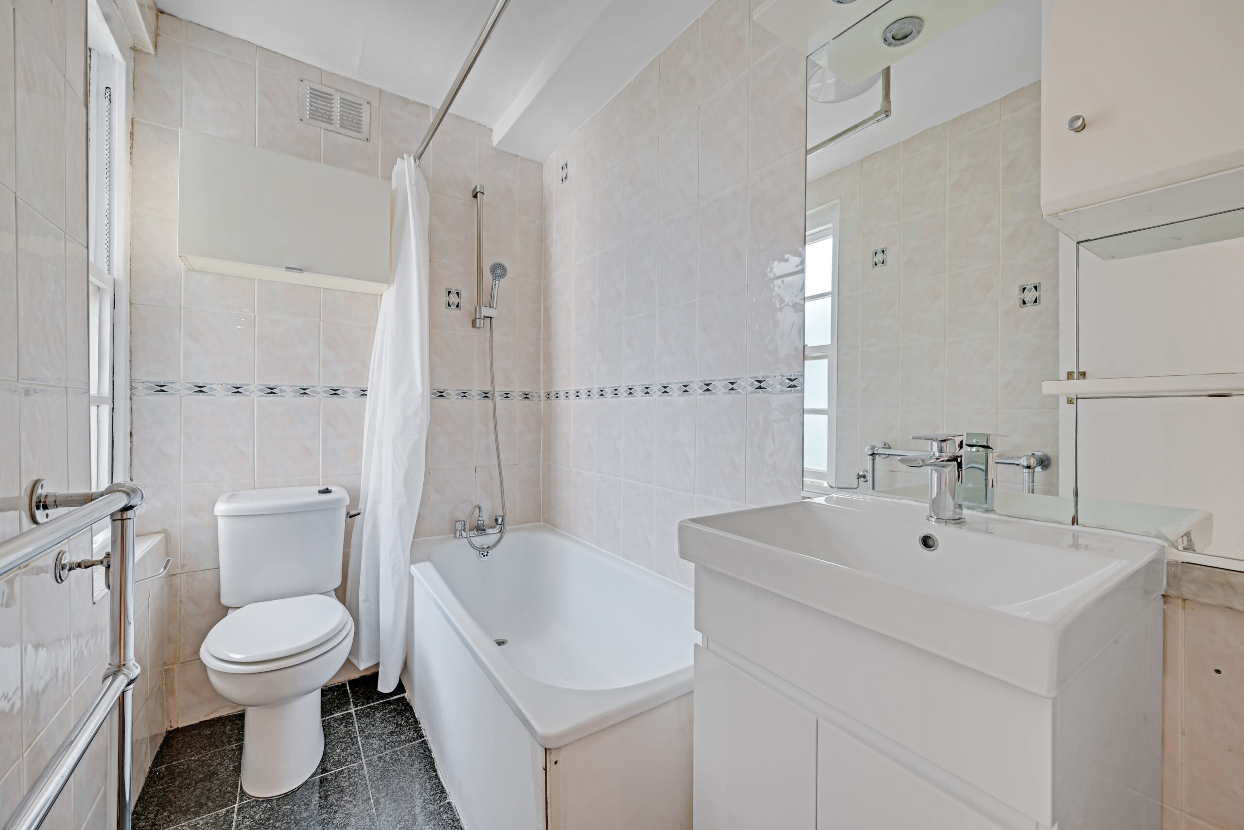 06-1593GCNMEA - 38 Eton Rise - Bathroom -Original (1)