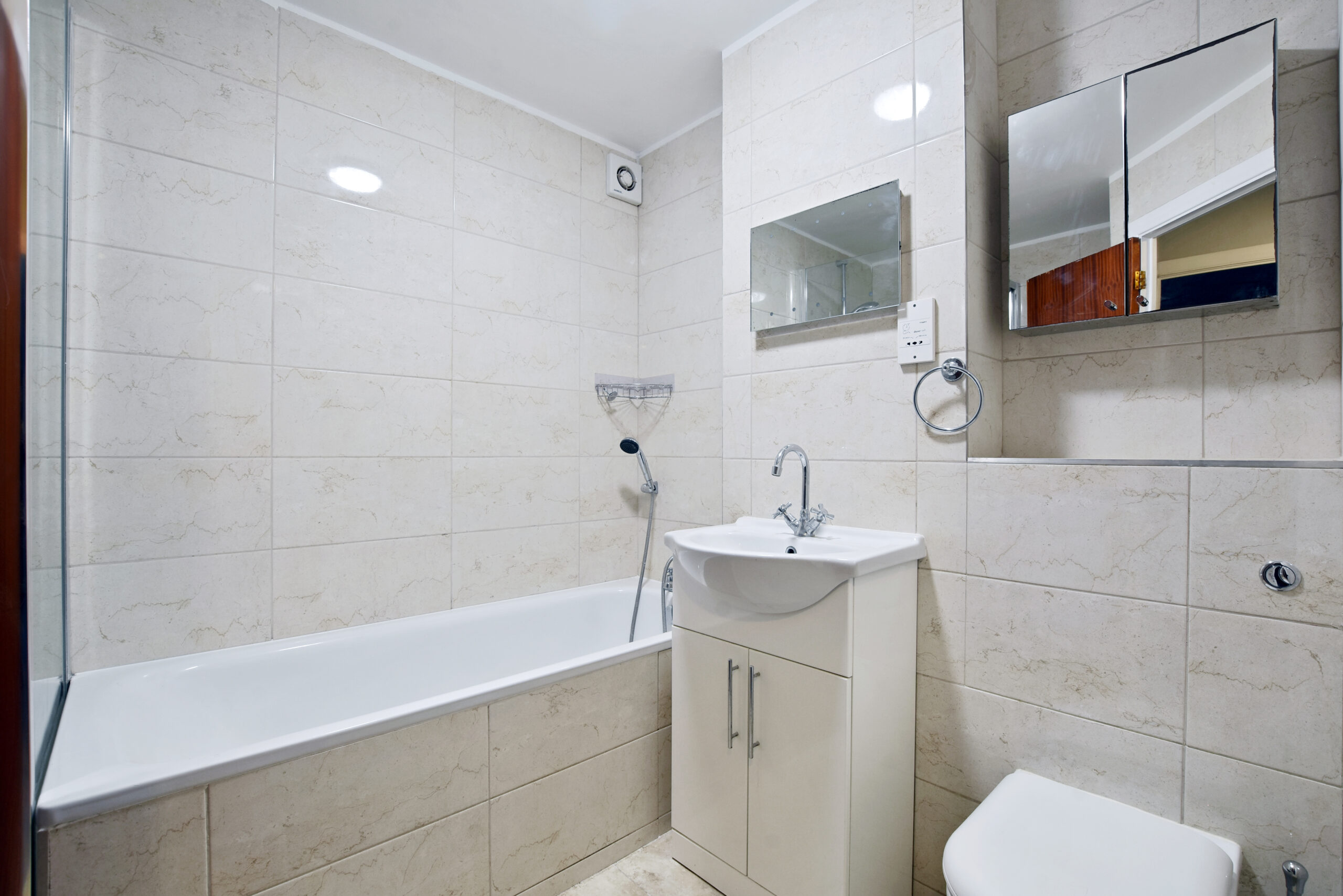01-4c3cGCNMEA - 119 Weavers Way - Bathroom -Original (6)