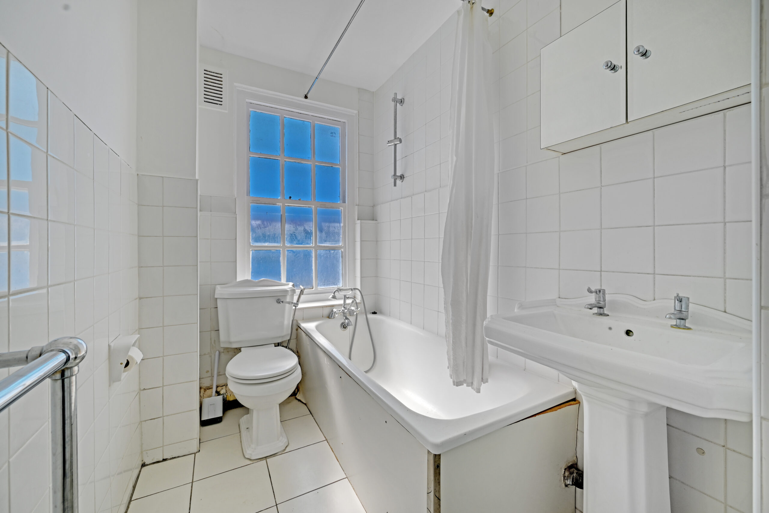 01-bdf2GCNMEA - 26 Eton Place - Bathroom -Original (1)