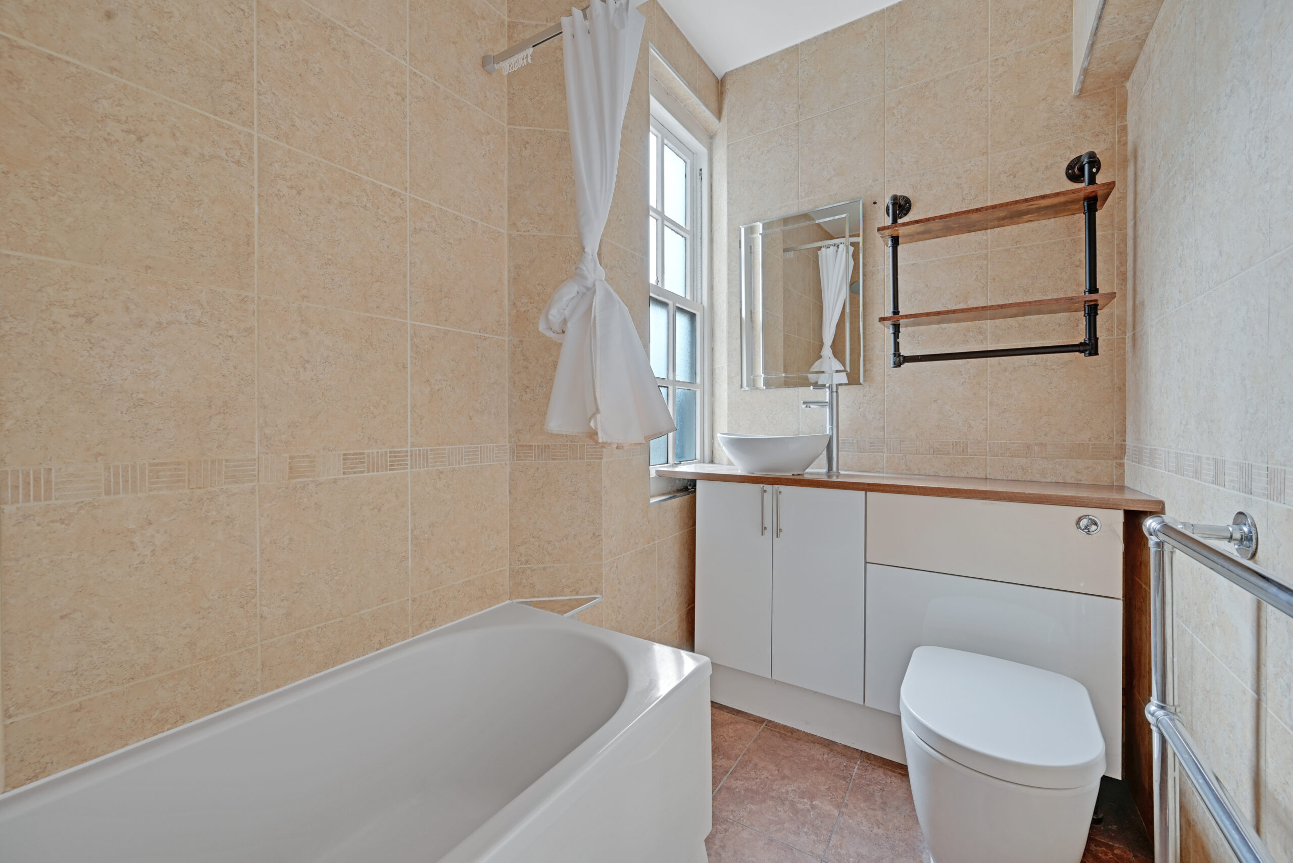 03-2727GCNMEA - 38 Eton Hall - Bathroom -Original (1)