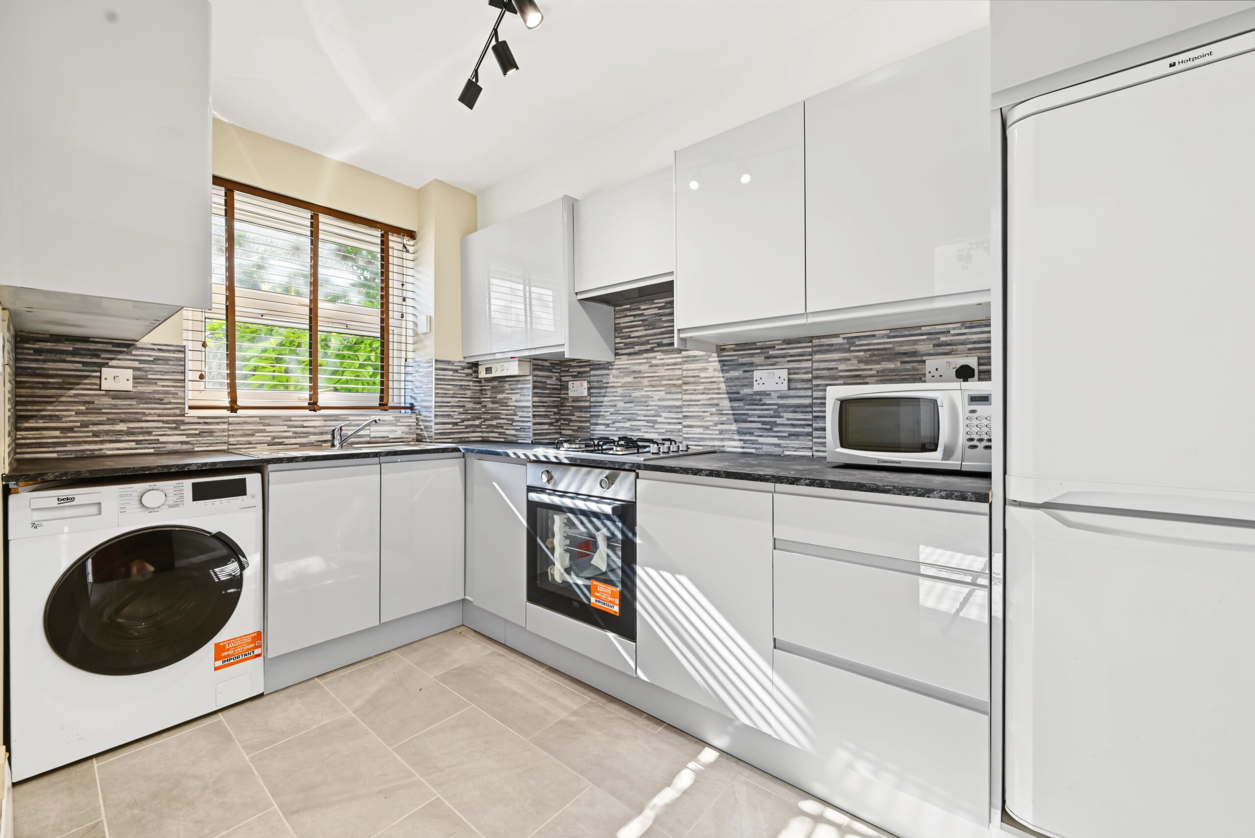 33 Weavers Way, London, NW1 0XF 05