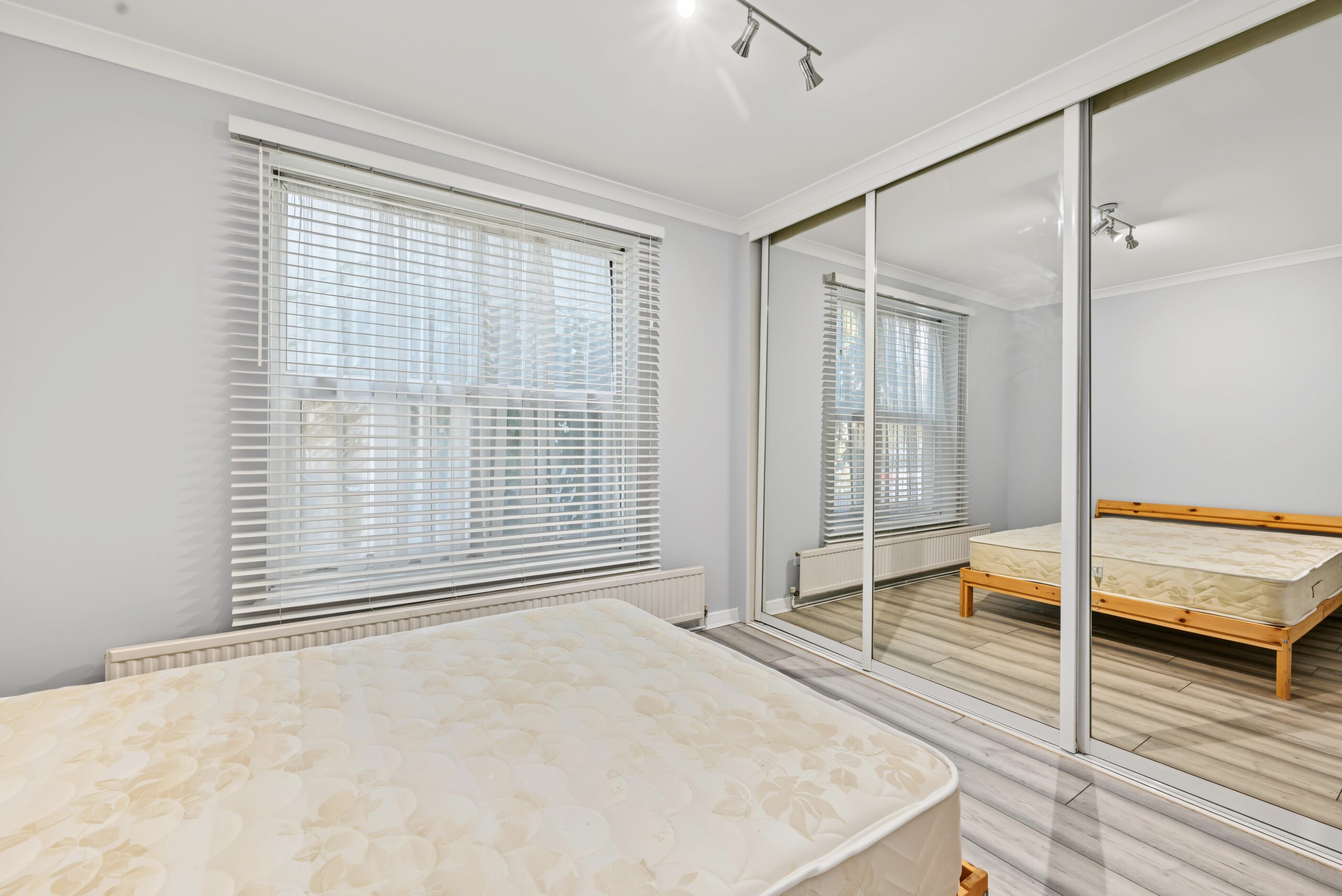 33 Weavers Way, London, NW1 0XF 11